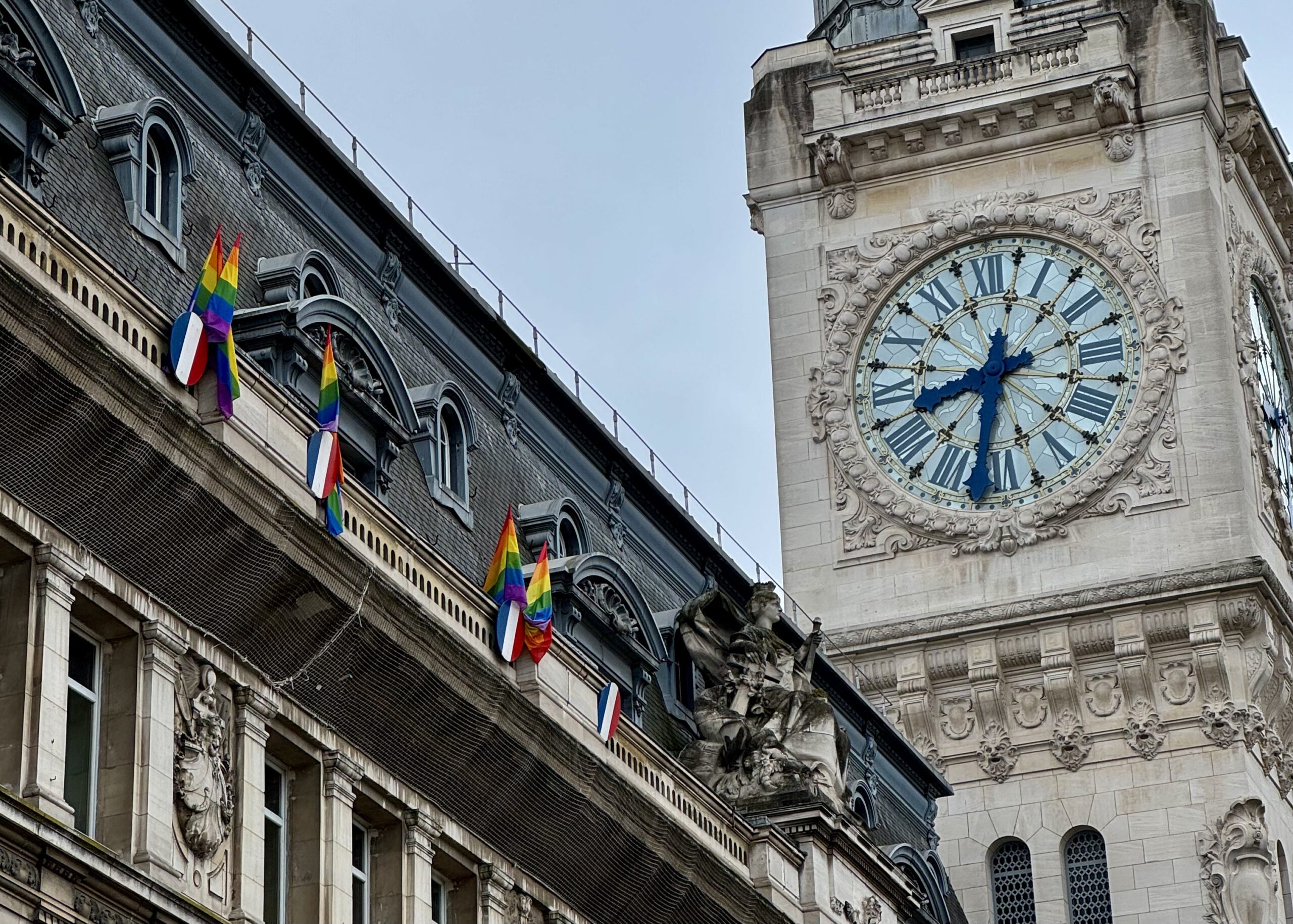 Pavoisement des gares aux couleurs du drapeau arc en ciel 🌈