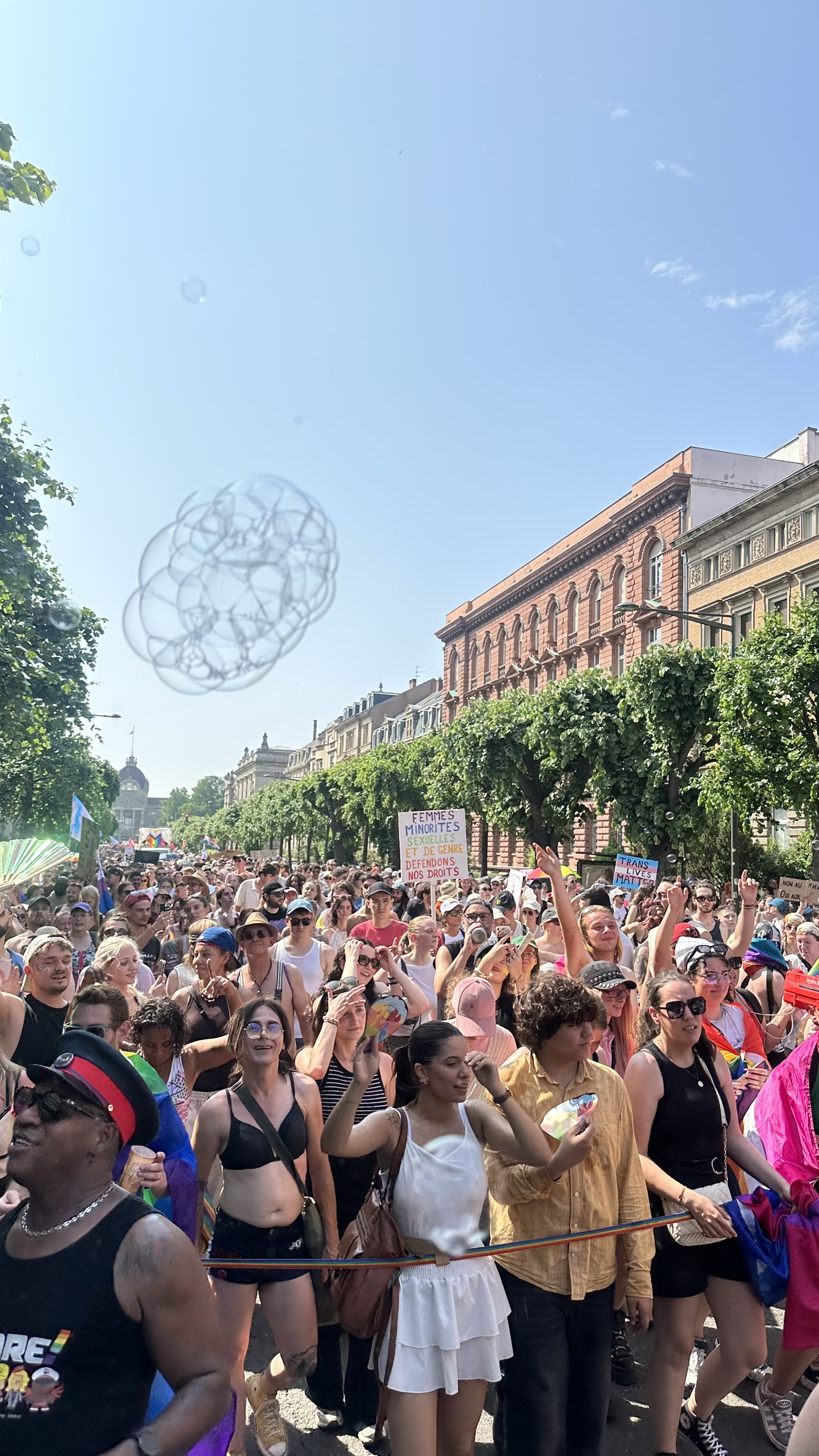 Asso Gare à la Marche des Fiertés
